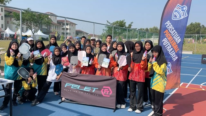 Persatuan Pickleball Putrajaya thanking its sponsors after the education carnival