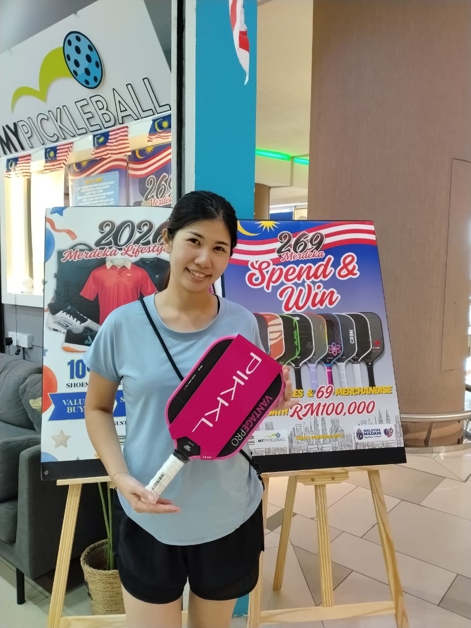 Another winning customer holds a pink PIKKL Vantage Pro paddle.