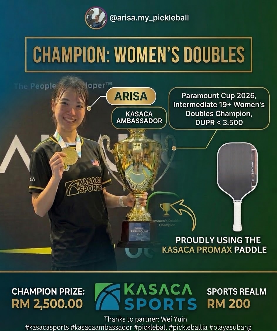 Arisa, KASACA ambassador, holding the Paramount Cup trophy and her gold medal
